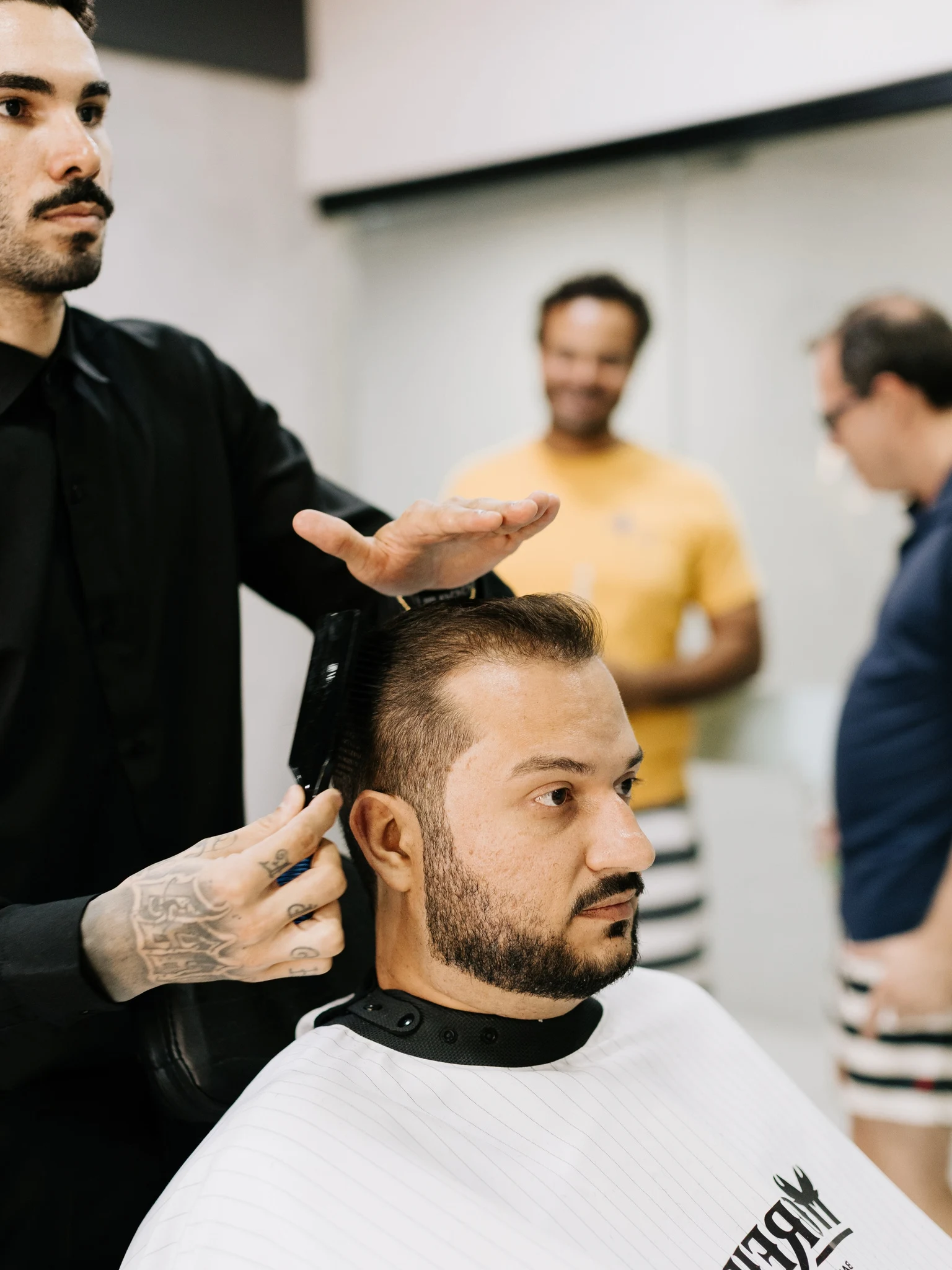 Noivo recebendo os últimos cuidados com o cabelo na Barbearia Moreira