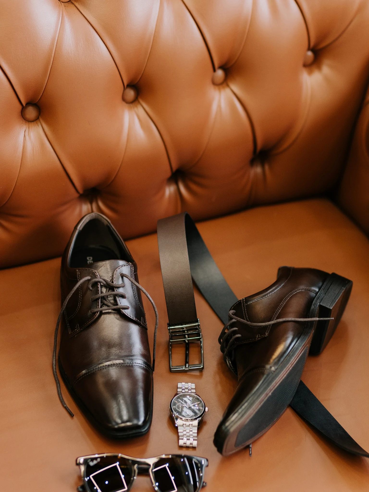 Sapatos, relógio e acessórios preparados para o grande dia