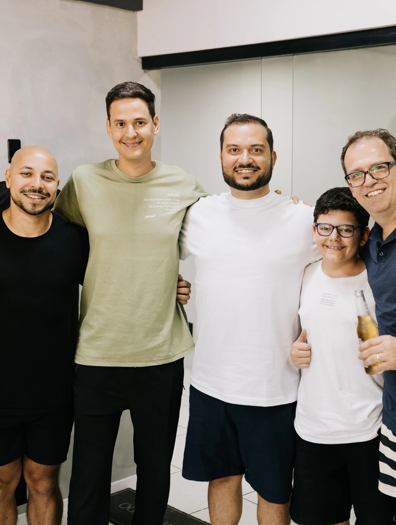 Noivo reunido com seus convidados na barbearia