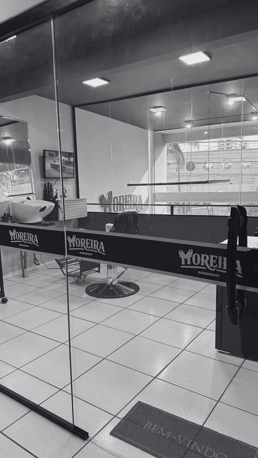 Sala VIP da Barbearia Moreira com poltronas e espelhos